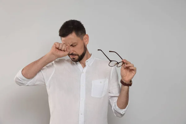 Man Suffering Eyestrain Light Background — Stock Photo, Image