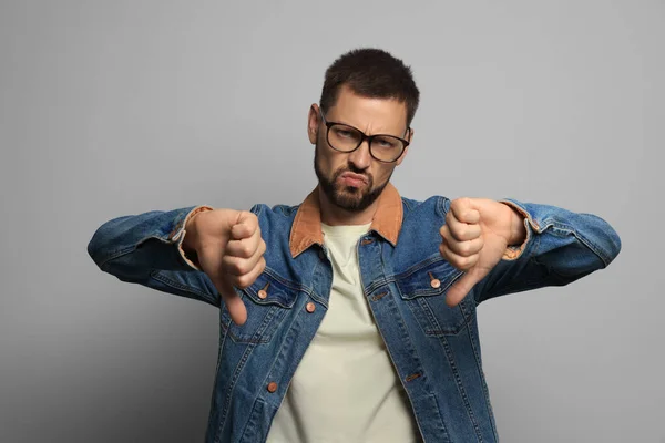 Man Showing Thumbs Grey Background — Stock Photo, Image