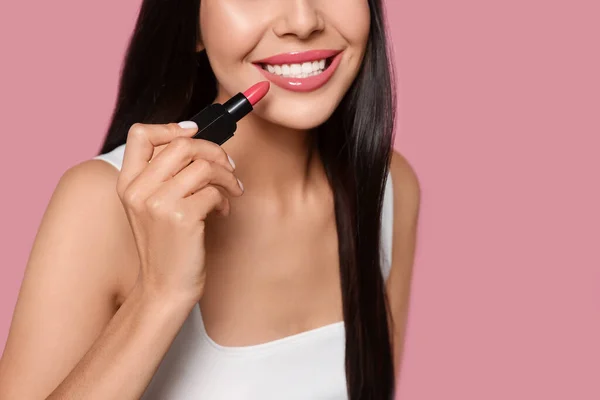 Jeune Femme Avec Beau Maquillage Tenant Rouge Lèvres Brillant Sur — Photo