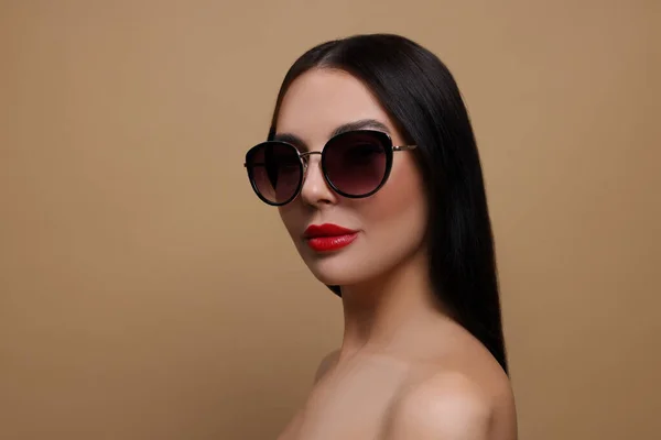 Attraktiv Kvinna Fashionabla Solglasögon Mot Beige Bakgrund — Stockfoto