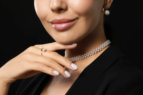 Jeune Femme Avec Des Bijoux Perles Élégantes Sur Fond Noir — Photo