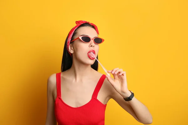 Mujer Joven Moda Pin Traje Mascar Chicle Sobre Fondo Amarillo — Foto de Stock