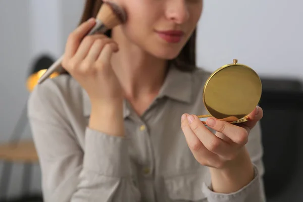 Mujer Joven Con Espejo Bolsillo Cosmético Haciendo Maquillaje Interior Primer — Foto de Stock