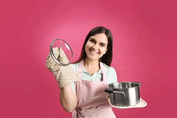 Giovane Donna Felice Con Pentola Cucina Sfondo Rosa — Foto Stock