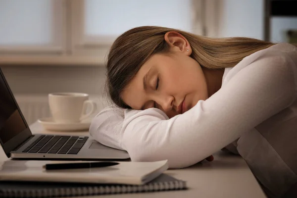 Ofiste Uyuyan Yorgun Genç Kadın — Stok fotoğraf