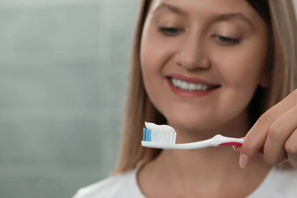 Jovem Mulher Segurando Escova Com Pasta Dentes Banheiro Foco Mão — Fotografia de Stock