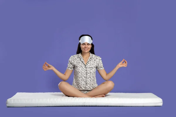 Mujer Con Máscara Del Sueño Meditando Sobre Colchón Suave Sobre —  Fotos de Stock