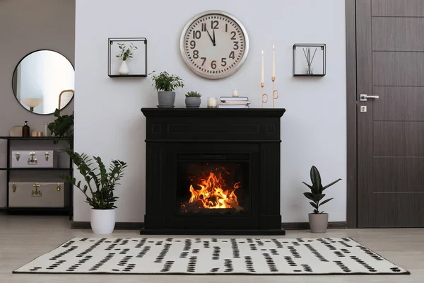暖炉と緑の植物とスタイリッシュなリビングルームのインテリア — ストック写真