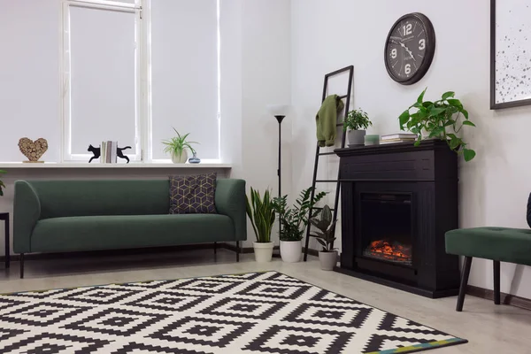 Stilvolles Wohnzimmer Mit Dekorativem Kamin Und Sofa — Stockfoto