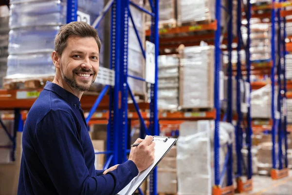 Gerente Feliz Segurando Prancheta Armazém Com Lotes Produtos Espaço Para — Fotografia de Stock