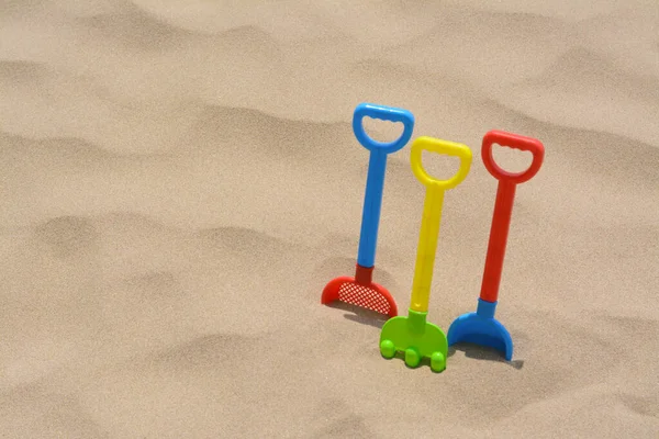 Kumların Üzerinde Renkli Plaj Oyuncakları Metin Için Boşluk — Stok fotoğraf