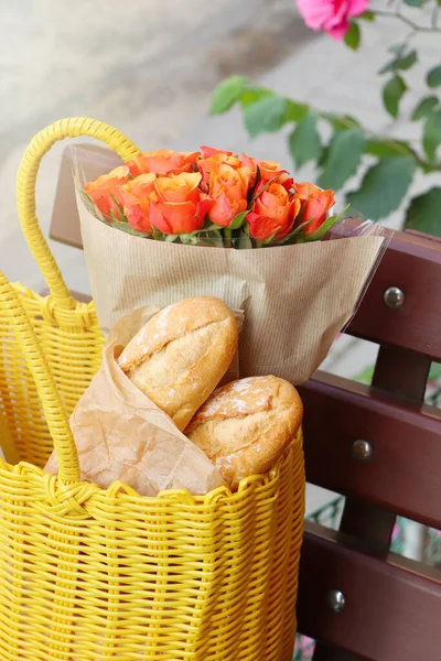 Beautiful Bouquet Roses Baguettes Yellow Wicker Bag Bench Outdoors — Stockfoto