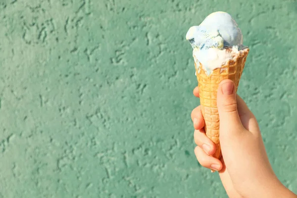 Женщина Держит Вкусное Мороженое Вафельном Конусе Возле Бирюзовой Стены Крупным — стоковое фото