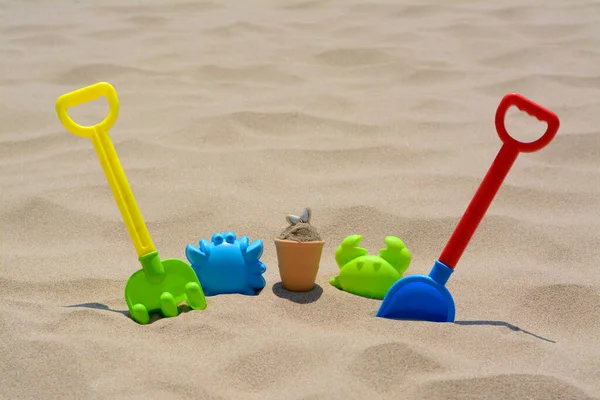 Kumların Üzerinde Renkli Plaj Oyuncakları — Stok fotoğraf