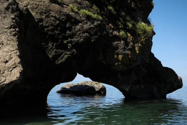 海の上の天然石のアーチの絵のような景色 岩の形成 — ストック写真