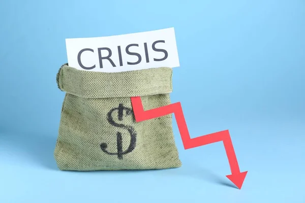 Saco Con Palabra Crisis Flecha Roja Descendente Sobre Fondo Azul — Foto de Stock