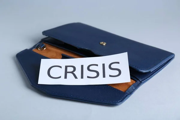 白い背景に単語危機と財布 — ストック写真