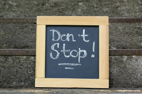 Chalkboard Com Frase Não Pare Escadas Pedra Livre — Fotografia de Stock