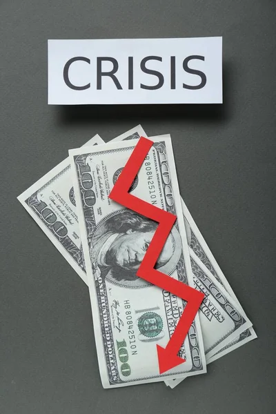 お金と灰色の背景に赤い矢印を降順と紙のシート フラットレイ — ストック写真