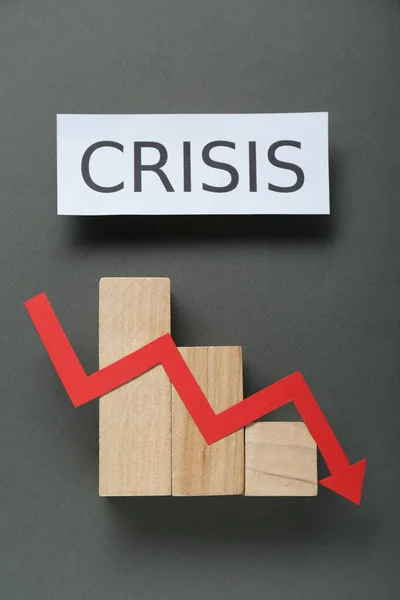 Papír Lap Szó Válság Chart Csökkenő Piros Nyíl Szürke Háttér — Stock Fotó
