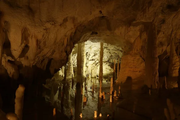 Viele Tropfstein Und Stalagmitenformationen Inneren Der Höhle — Stockfoto