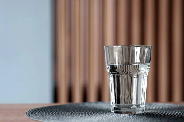 背景がぼやけて木製のテーブルの上に水のガラス テキストのスペース — ストック写真