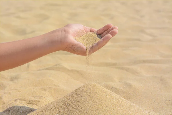 Criança Derramando Areia Mão Praia Close Com Espaço Para Texto — Fotografia de Stock