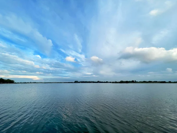 Живописный Вид Реку Облачное Небо — стоковое фото