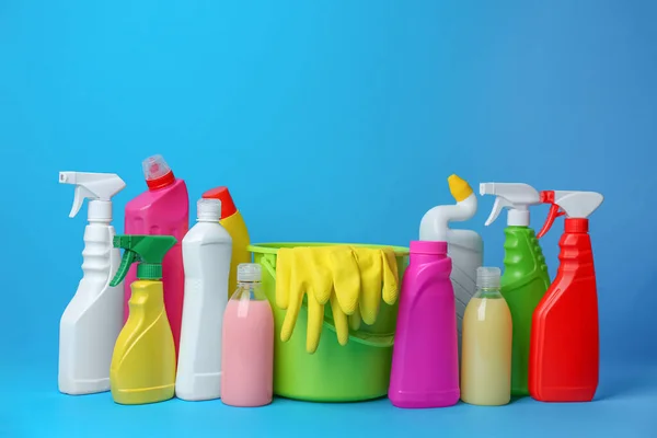 Зеленое Ведро Перчатки Бутылки Моющих Средств Голубом Фоне Чистящие Средства — стоковое фото