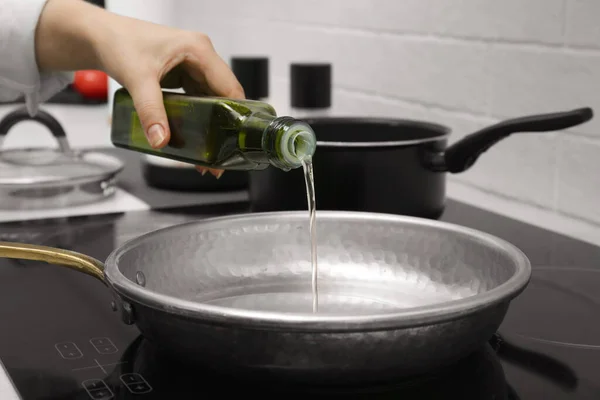 Woman Pouring Cooking Oil Bottle Frying Pan Kitchen Closeup — Stock Photo, Image