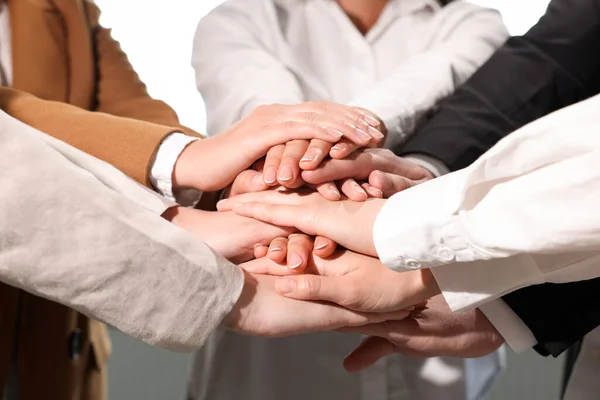 Μια Ομάδα Ανθρώπων Που Κρατιούνται Χέρι Χέρι Από Κοντά Έννοια — Φωτογραφία Αρχείου