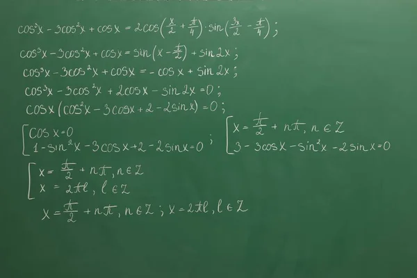 许多不同的数学公式写在绿色黑板上 — 图库照片