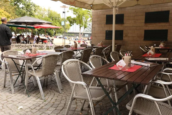 Köln Tyskland Augusti 2022 Stolar Och Bord Terrassen Nära Caféet — Stockfoto