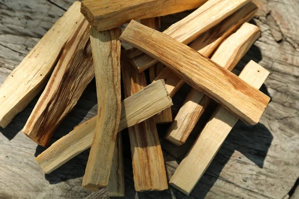 Palo Santo Sticks Auf Holztisch Draufsicht — Stockfoto