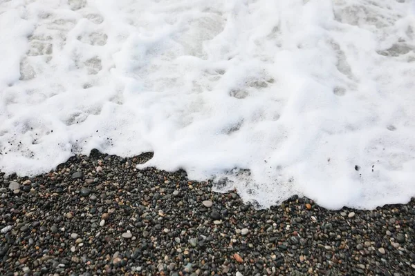 Живописный Вид Красивую Морскую Волну Брусчатом Пляже — стоковое фото