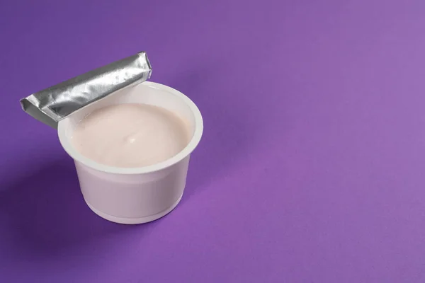 Copa Plástico Con Sabroso Yogur Sobre Fondo Púrpura Espacio Para — Foto de Stock