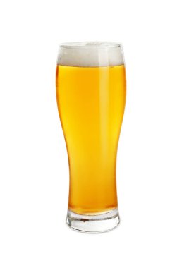 Beyaz arka planda bir bardak lezzetli light bira.