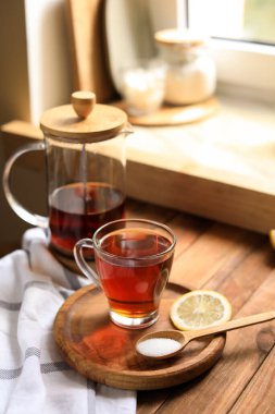 Tahta masada lezzetli çay, şeker ve limon.