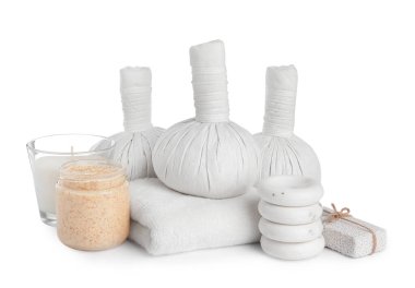 Beyaz üzerine izole edilmiş farklı vücut bakım ürünleriyle güzel bir spa kompozisyonu