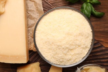 Tahta masadaki kasede nefis rendelenmiş parmesan peyniri.