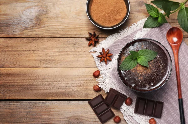 Düz Kompozisyon Lezzetli Bir Bardak Sıcak Çikolata Ahşap Masada Taze — Stok fotoğraf