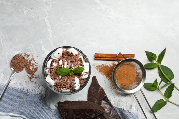 一杯美味的热巧克力与棉花糖和新鲜薄荷糖放在浅灰大理石桌子上 案文的篇幅 — 图库照片