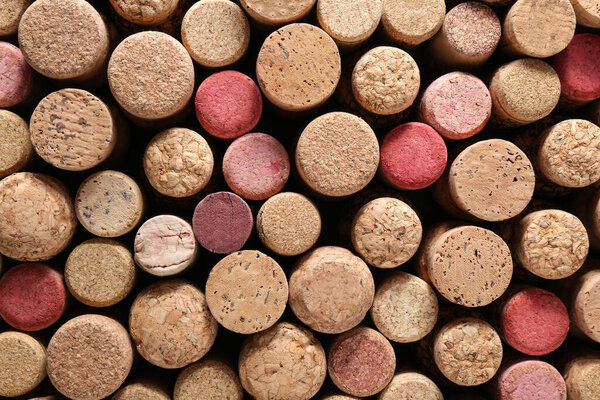 Много пробок бутылки вина в качестве фона, вид сверху