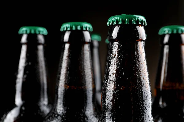 Muitas Garrafas Cerveja Fundo Escuro Close — Fotografia de Stock