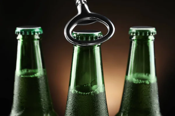 Apertura Botella Cerveza Sobre Fondo Oscuro Primer Plano —  Fotos de Stock