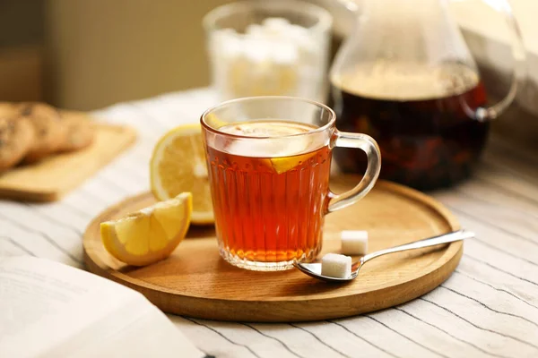 テーブルの上にレモンと砂糖と香りのお茶のグラスマグカップ — ストック写真