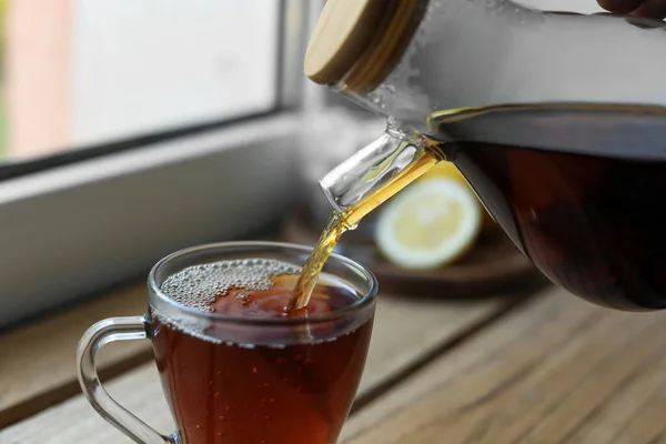 Pouring Delicious Tea Glass Cup Table Closeup — Foto de Stock