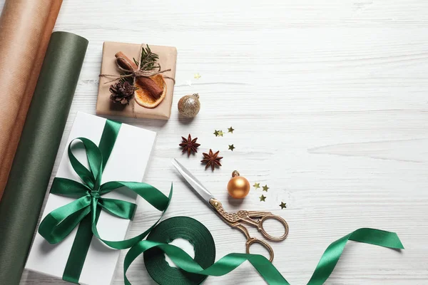 平铺作文 用漂亮的圣诞礼品盒和包装纸铺在白色的木制桌子上 案文的篇幅 — 图库照片
