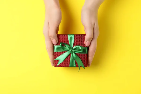 크리스마스 선물이야 노란색 사진에 아름답게 포장된 상자를 — 스톡 사진