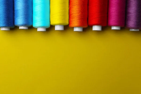Set Diversi Fili Colorati Cucire Sfondo Giallo Posa Piatta Spazio — Foto Stock